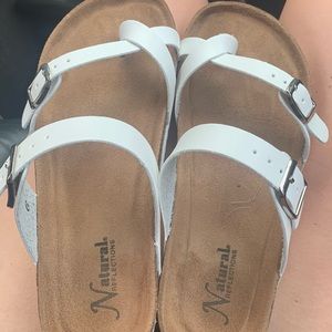 White clean just got them 2 days ago they don’t fit there size 4 to 5